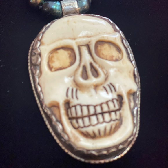 Hand carved skull pendant on FWP necklace one of a kind - Picture 2 of 11